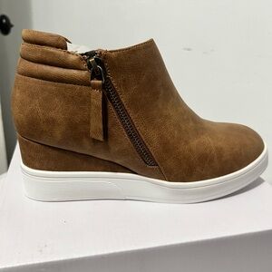 Woman ankle leveled wedges